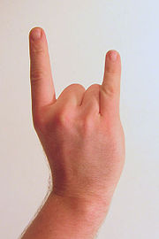 /dateien/gg44854,1212577781,180px-Gesture raised fist with index and pinky lifted