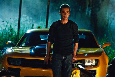 /dateien/np66944,1287860737,transformers-2-shia-labeouf-and-bumblebee