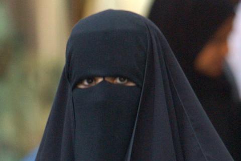 Veshjet e grave myslimane në vende të ndryshme! Rs35965,1258929659,fsl_burka_frankreic_609566g