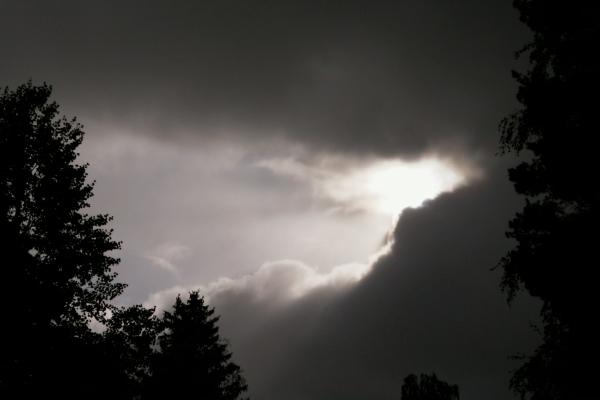 /dateien/uh28902,1154865411,Sun Through Dark Storm Clouds Large