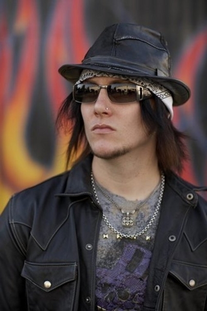 /dateien/uh55290,1257786771,Synyster Gates--large-msg-117706368