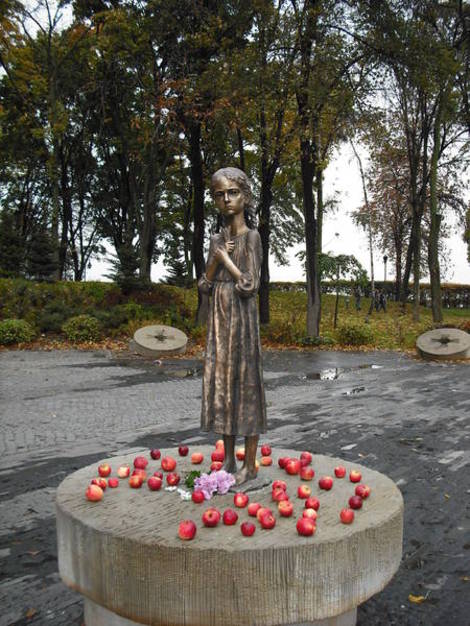 Kyiv-HolodomorVictimsMonument