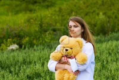 5705960-traurig-junge-frau-mit-teddy-bea