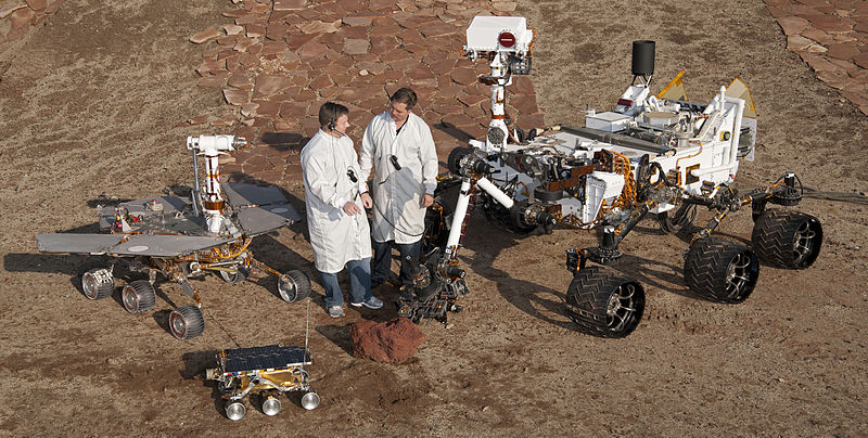 800px-PIA15279 3rovers-stand D2011 1215 