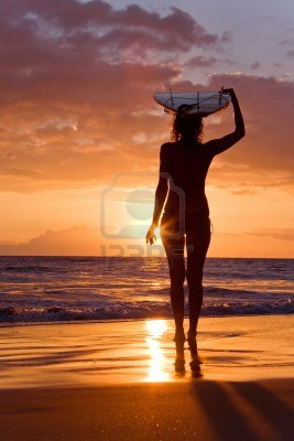 5266593-surfer-girl-in-spat-sommer-nacht