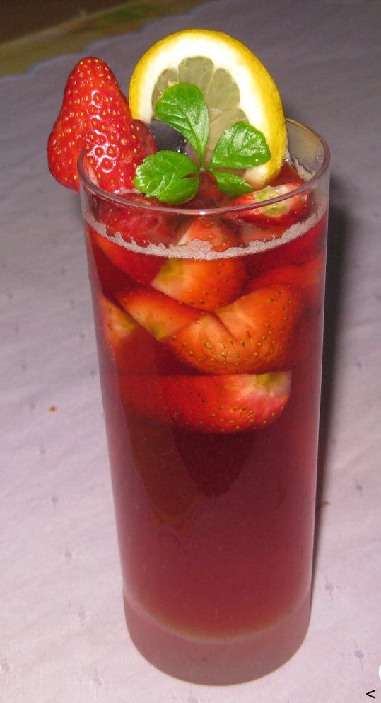 erdbeer-rhabarber-drink-isolde-rezept-bi