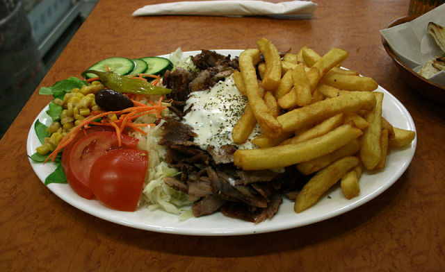 800px-Plate with Gyros Vegetables-1
