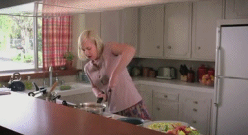 Witzige-Hausfrau-beim-Geschirr-abwaschen