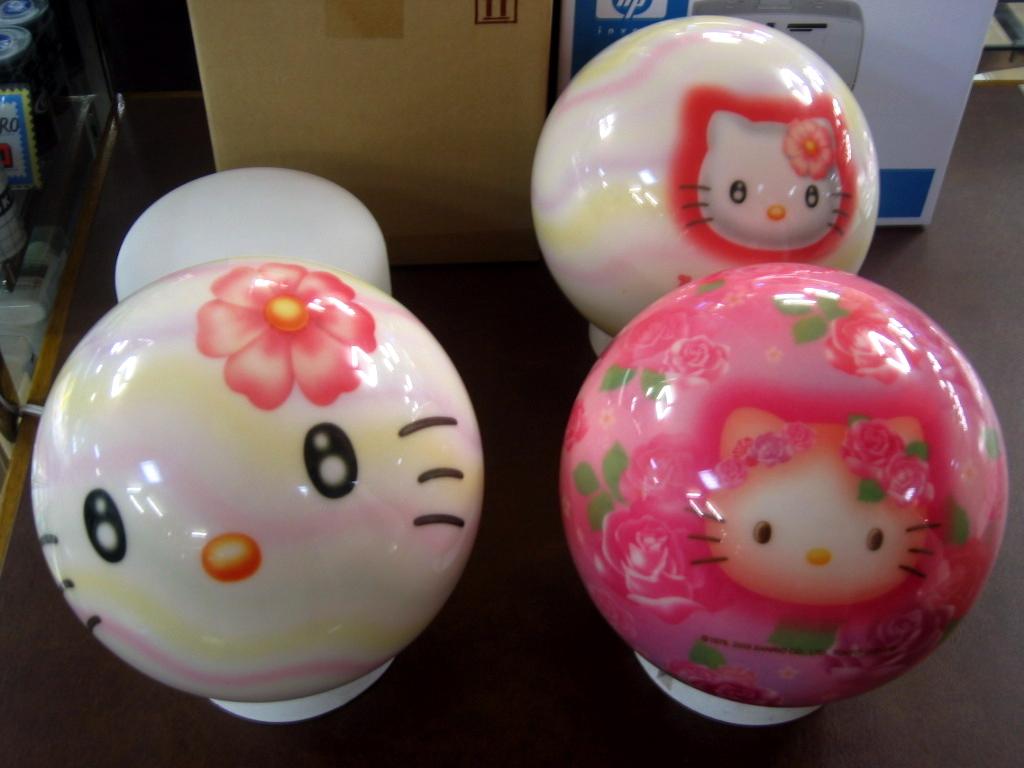 hello-kitty-bowling-balls