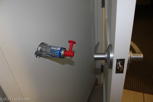 t9wD5N8_Awesomeideatoscaretheshitoutofyourroomma.jpg