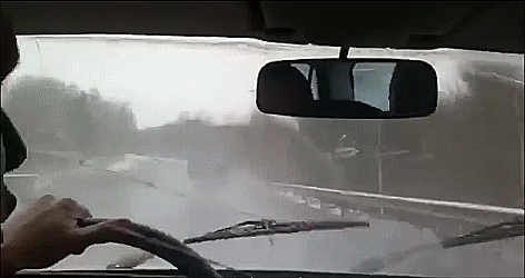 Witzig-Autofahren-bei-Regen-kaputter-Sch