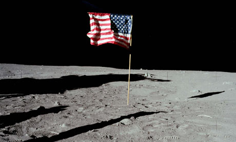 Apollo-11-US-flag-on-moon-001