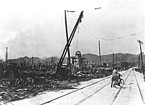 005-Hiroshima-truemmerfeld-mit-tramlinie