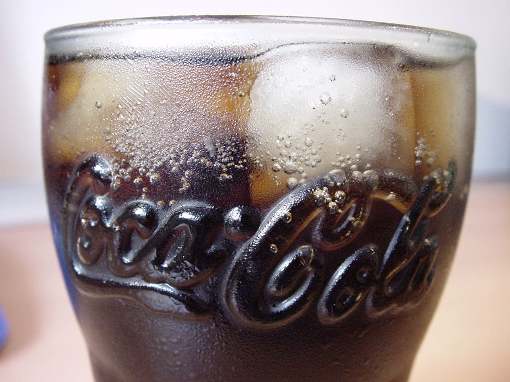 Coca-Cola Glas mit Eis