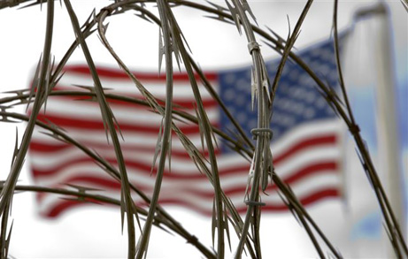 Guantanamo002-stacheldraht-m-flagge-USA