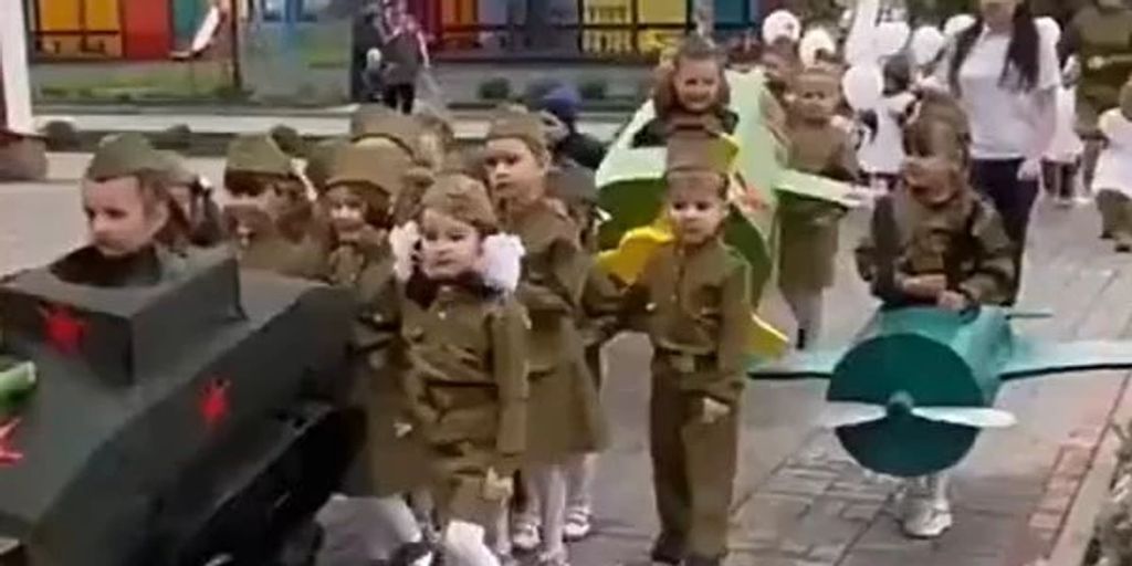 russische-kinder-in-militar-uniform