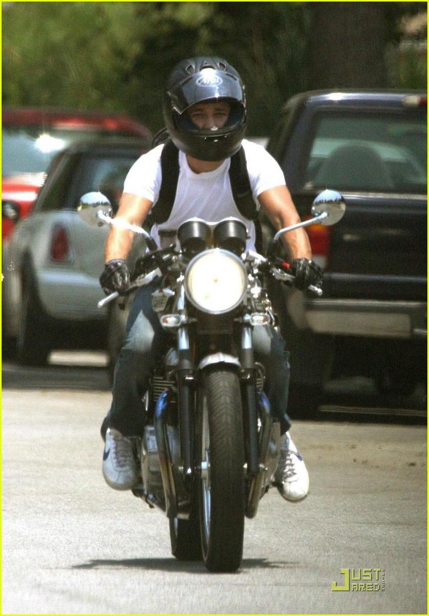 /dateien/np66944,1289588592,shia-labeouf-motorcycle-02