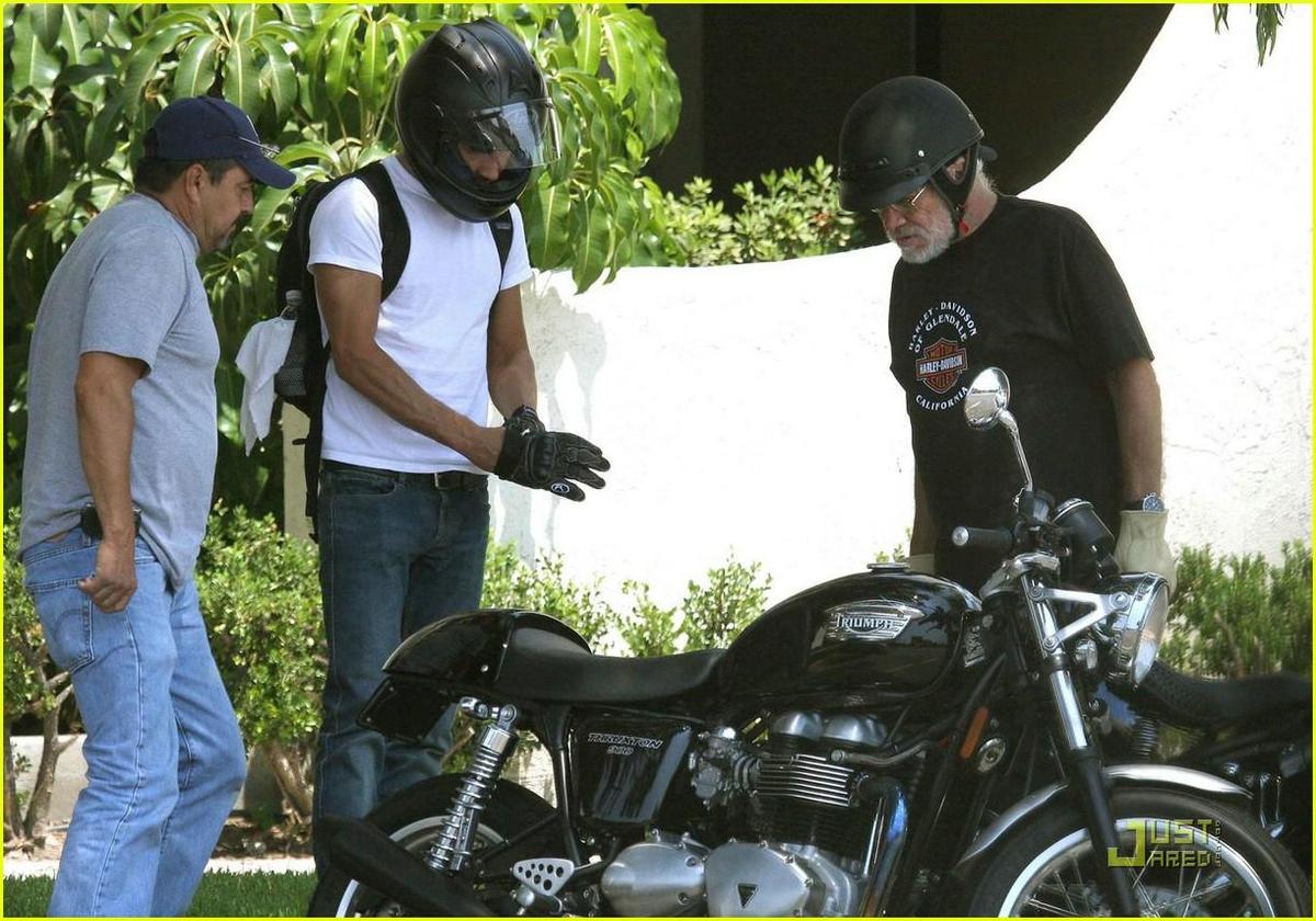 /dateien/np66944,1289588592,shia-labeouf-motorcycle-03