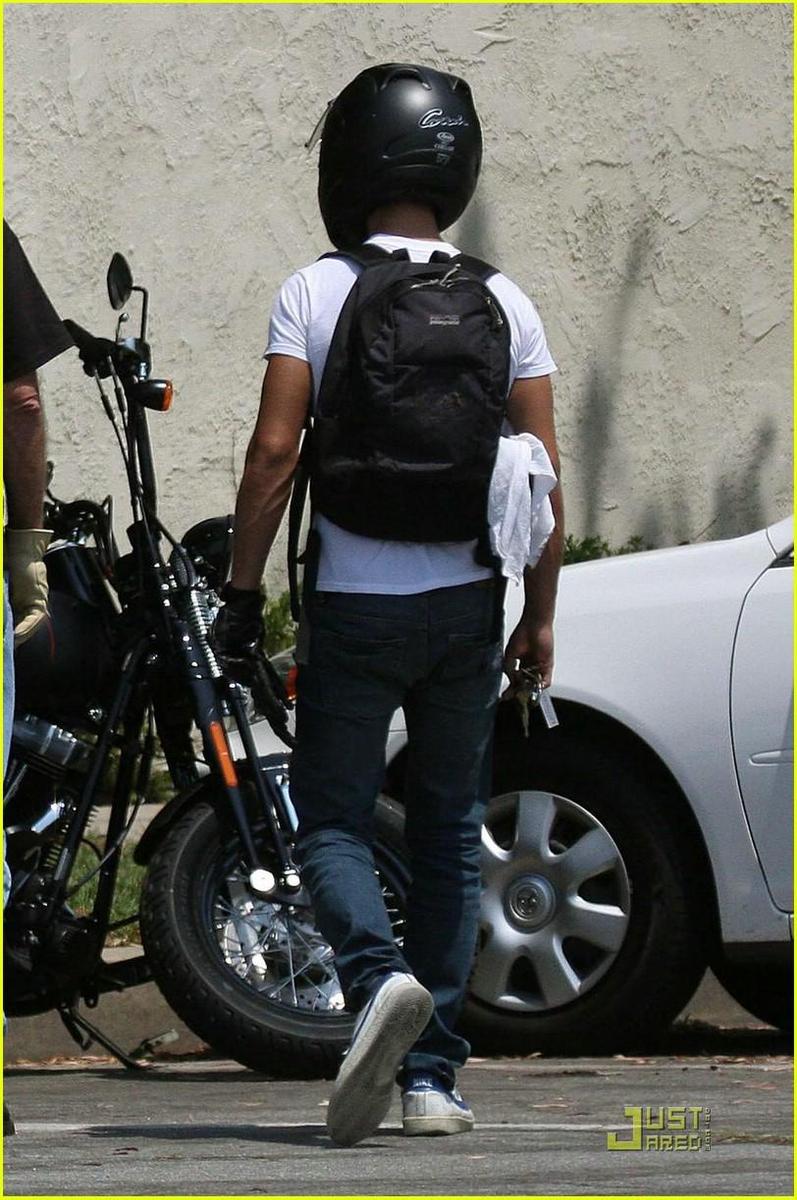 /dateien/np66944,1289588592,shia-labeouf-motorcycle-04
