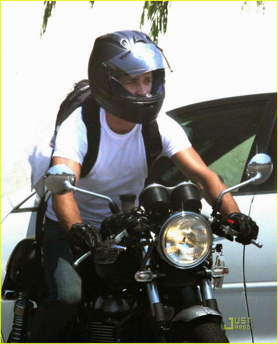 /dateien/np66944,1289588694,shia-labeouf-motorcycle-05