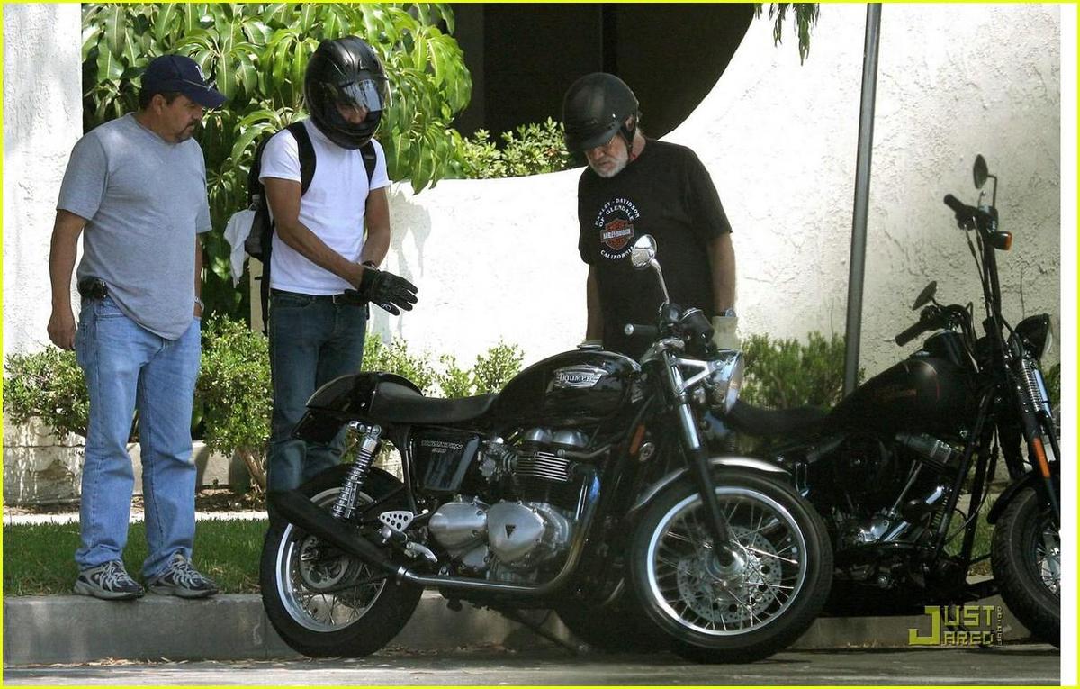 /dateien/np66944,1289588694,shia-labeouf-motorcycle-06