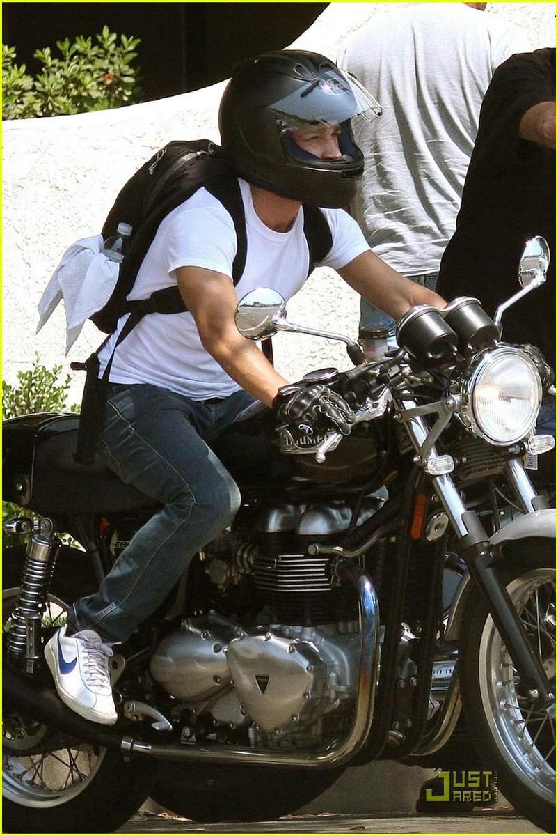 /dateien/np66944,1289588694,shia-labeouf-motorcycle-07