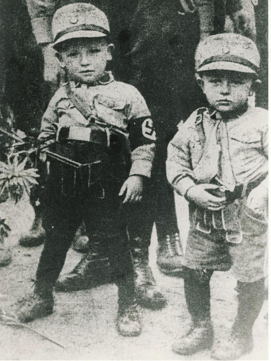 HJ-Nationalsozialismus-Kinder-in-Uniform