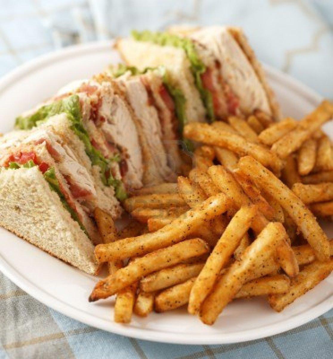 6323384-poulet-club-sandwich-sur-une-pla