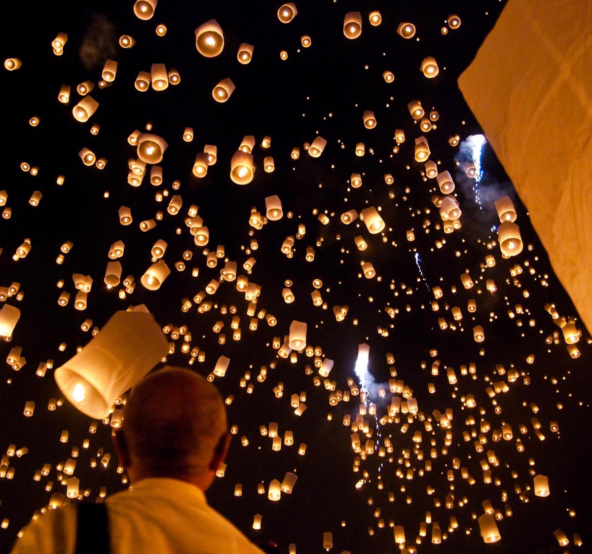 Yi peng sky lantern festival San Sai Tha