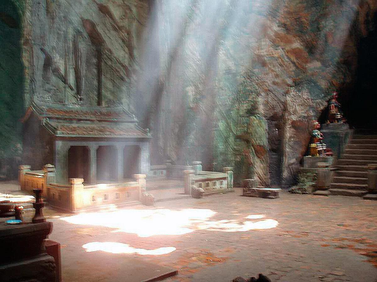 Altar-cueva-Huyen-Khong-montanas-marmol