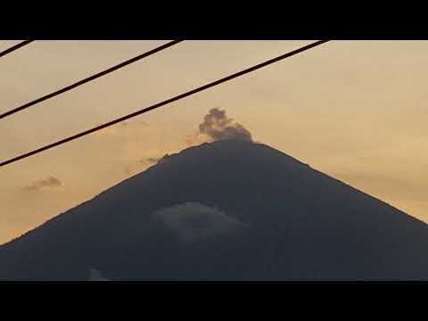 Youtube: MT AGUNG VOLCANO. 6PM 23/9/17. STEAM HAS STARTED RISING OUT OF IT