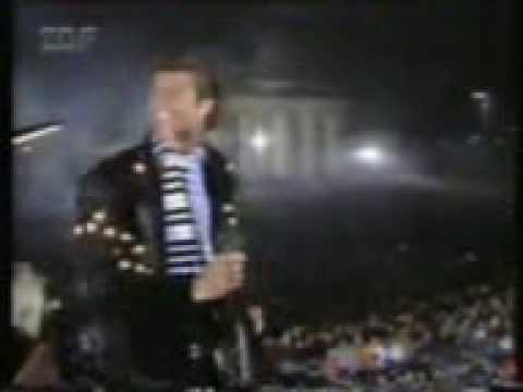 Youtube: David Hasselhoff at Berlin Wall 1989