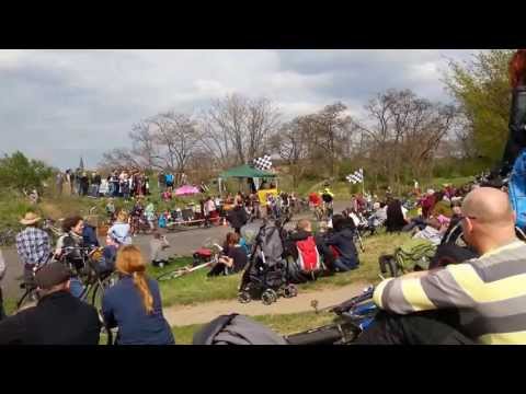 Youtube: Rücktritt-Rennen mit alten Fahrrädern und moderner Musik - Berlin Tempelhofer Feld - 1. Mai 2013