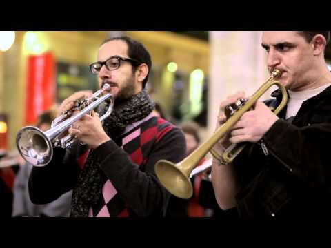 Youtube: [OEF 2011] Flashmob Orchestres en fête ! Paris North station - Arlésienne de Bizet