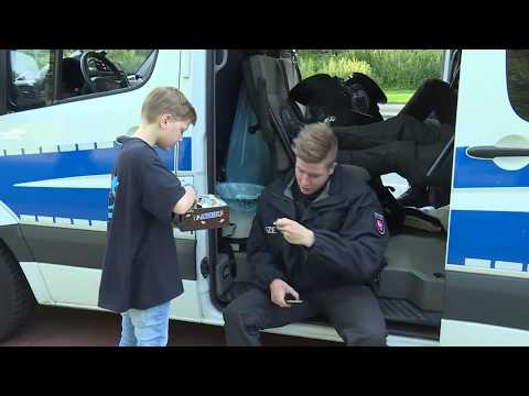 Youtube: Hamburg: G20-Gegner spielt Tic Tac Toe mit Polizisten