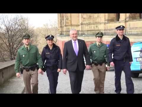 Youtube: Bayerns Polizei trägt künftig blau