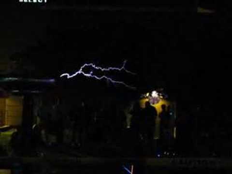 Youtube: Singing Tesla Coil at Duckon 2007
