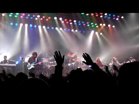 Youtube: Gueen (Japanese Queen Cover Band) - Champion