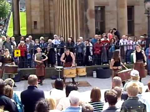 Youtube: Edinburgh Fringe Festival - Scottish folk music performance