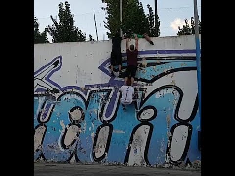 Youtube: Great Teamwork: 4 boys climb a wall
