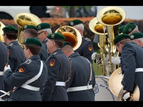Youtube: Radetzky Marsch - Platzkonzert Gelöbnis Reichstag
