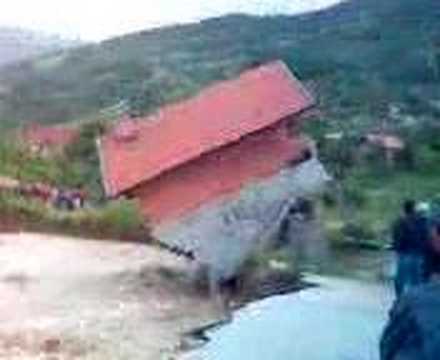 Youtube: Unglaublich - Haus stuerzt in Fluss