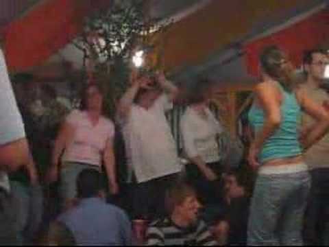 Youtube: tanzende Frau hat Spaß im Bierzelt
