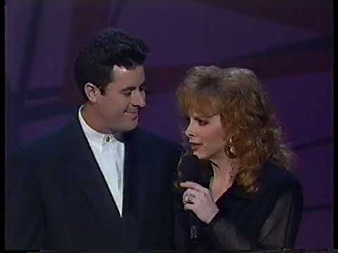 Youtube: The Heart Won't Lie - Reba McEntire and Vince Gill 1993
