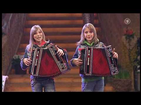 Youtube: Die Twinnies - Bayernmädels - 2 Girls playing steirische harmonika on rollerskates !