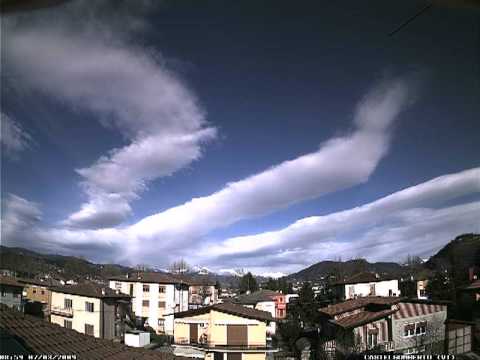 Youtube: Lee waves (stratocumulus lenticularis) time lapse