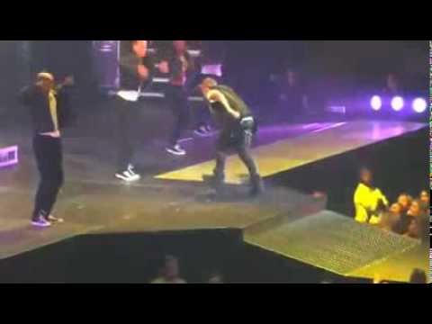 Youtube: Justin Bieber Kotzt auf der Bühne (Beim Konzert) / Justin Bieber throws up on stage