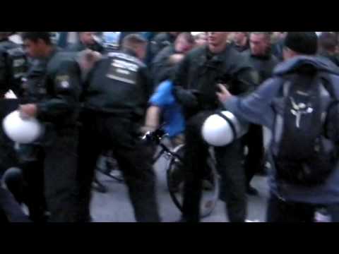 Youtube: Polizei-Brutalität während der FsA09-Demo (Mann mit blauem Hemd - Unterstützungsvideo)
