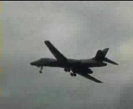 Youtube: Low-Flying B1 / Ein niedrig fliegender B1