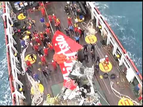 Youtube: QZ8501: Tail of plane lifted out of Java Sea